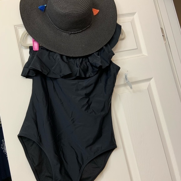 Vacation Ready - Black one shoulder ruffle swim suit - Picture 3 of 5